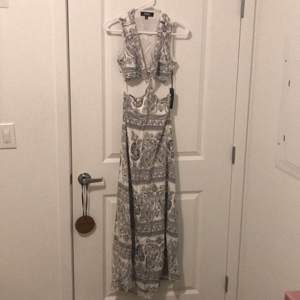 Black & white Lulu’s dress connects in the front